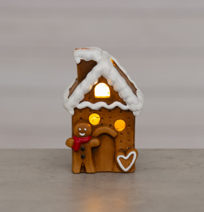 Bild på dekorativt pepparkakshus med LED-belysning och kristyr