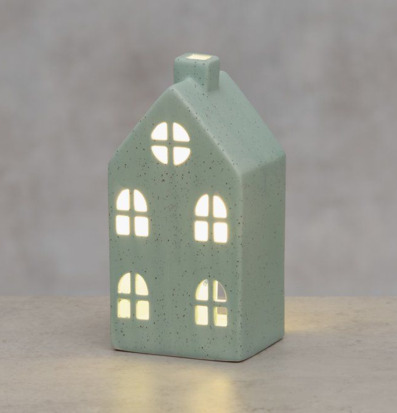 Bild av dekorativt grönt keramikhus med LED-belysning inne