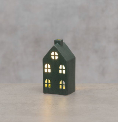 Bild på dekorativt mörkgrönt keramikhus med LED-belysning