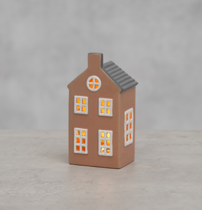 Bild på dekorativt rosa ljushus med LED och varma detaljer