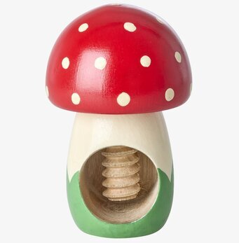 Bild på nötknäckare i trä formad som flugsvamp med röd hatt