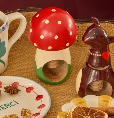 Bild av färgstark köksmiljö med träfigurer och kryddor