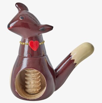 Bild av dekorativ nötkapare i trä formad som ekorre med hjärta