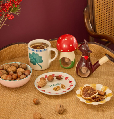 Bild av stilleben med nötknäckare, höstnötter och kryddor