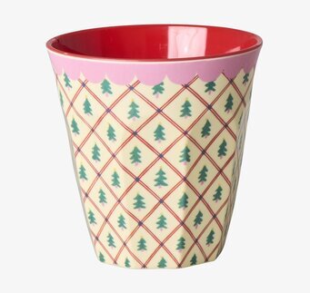 Bild på mugg med julmotiv, rutmönster och rosa dekorativ kant