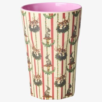 Bild på färgglad lattemugg med skogsdjur och rosa insida