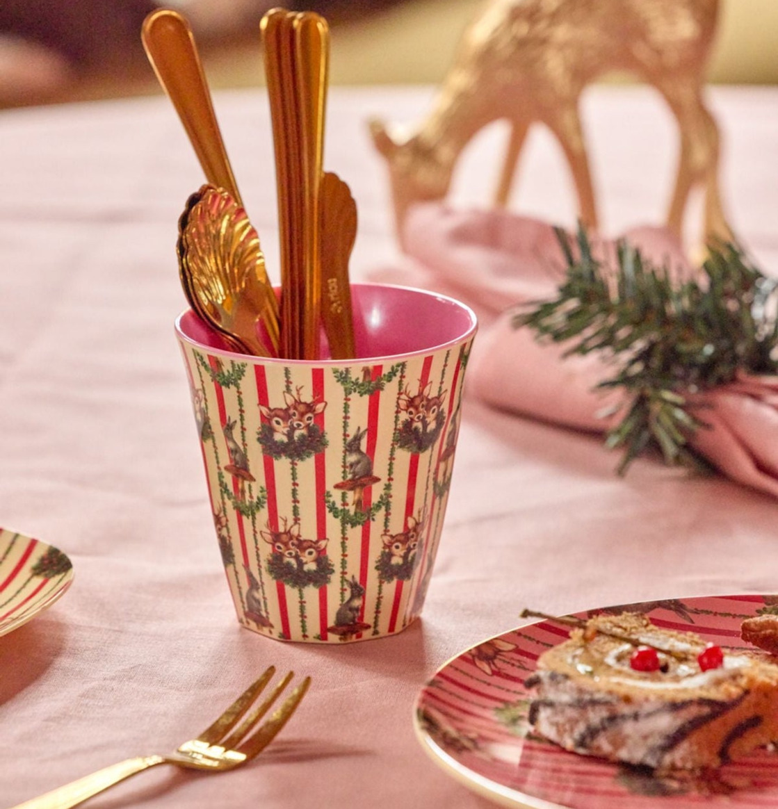 Bild på färgstark dukning med djurmotiv och rosa detaljer