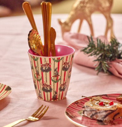 Bild på färgstark dukning med djurmotiv och rosa detaljer