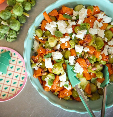 Bild på färgstark höstsallad med grönsaker och salladstång