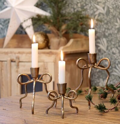 Bild av harmonisk interiör med ljusstakar i antik mässing