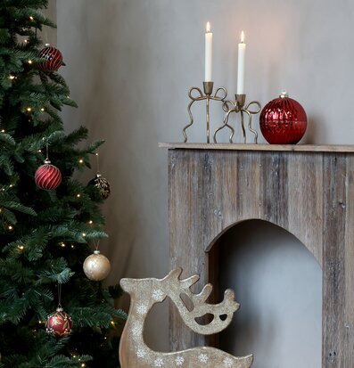 Bild av stämningsfull julmiljö med dekorationer och ljus