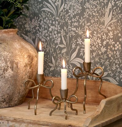 Bild av harmonisk inredning med antika ljusstakar och kruka