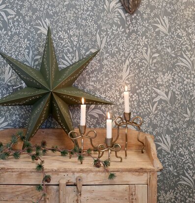 Bild av harmonisk hörna med naturtema och rustika detaljer