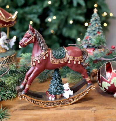 Bild på dekorativ gunghäst med juldetaljer och vinterkänsla