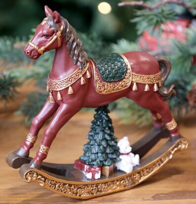 Bild av dekorativ gunghäst med juldetaljer och hantverk