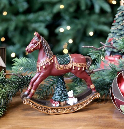 Bild av dekorativ gunghäst i klassisk julmiljö med detaljer