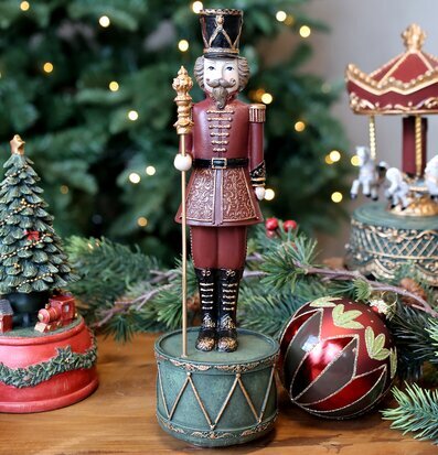 Bild: Klassisk jul med nötknäppare, speldosa och dekorationer