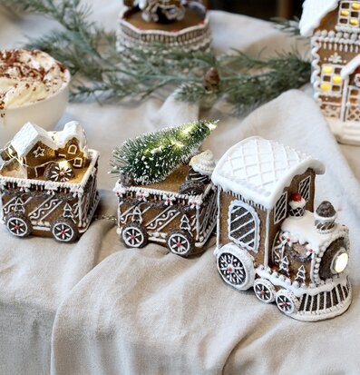 Bild på dekorativt jultåg med pepparkakstema och julbelysning