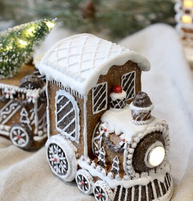 Bild på dekorativt jultåg som pepparkakshus med LED-ljus