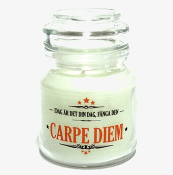 Foto av ljus i glasbehållare med inspirerande text