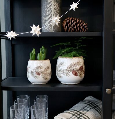 Bild av hylla med keramik, glas, textil och säsongsdekor