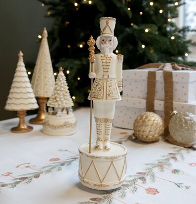 Bild av nötknäppare speldosa med juldekorationer och paket