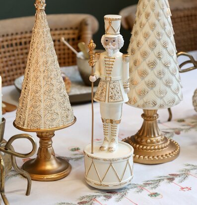 Bild på juldukning med nötknäppare och eleganta dekorationer