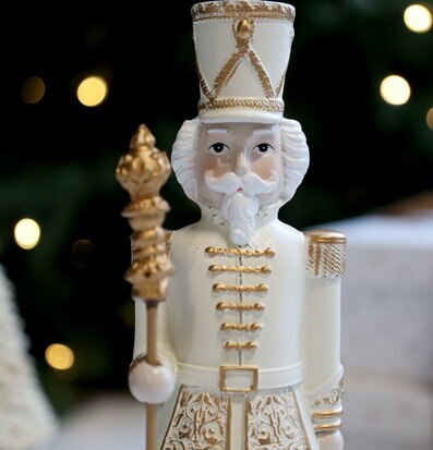 Bild av klassisk nötknäppare i creme och guld med julkänsla