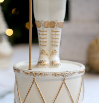 Bild av dekorativ speldosa med nötknäppare och gulddetaljer