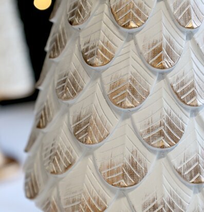 Bild av antik cremefärgad julgransdekor med gulddetaljer