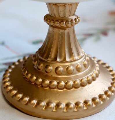 Bild av dekorativ julgransfot i antik creme med gulddetaljer