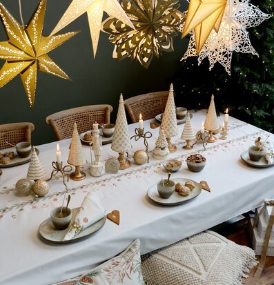 Bild på juldukning med antika dekorationer och varm stämning