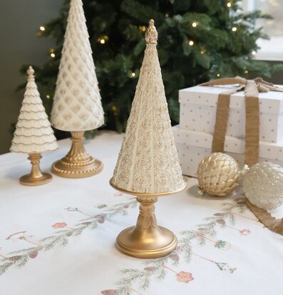 Bild med julstilleben – granar, paket och vintermys hemma