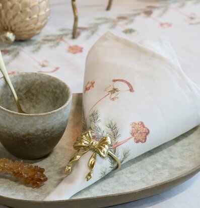 Bild på elegant bordsdukning med mässing och naturnära detaljer