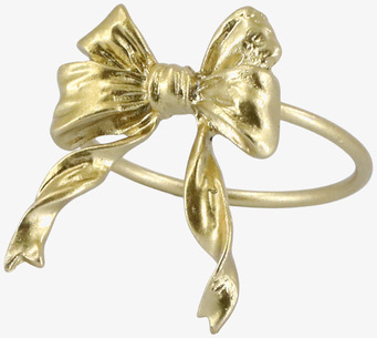 Bild på servettring i mässing formad som rosett med detaljer