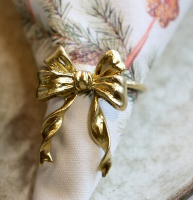 Bild av servettring i mässing med naturmönstrad servett