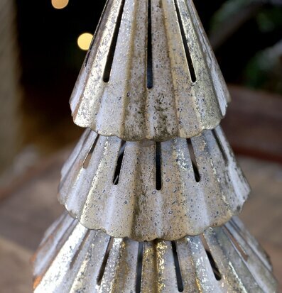 Bild av dekorativ julgran i metall med antik mässingsfinish