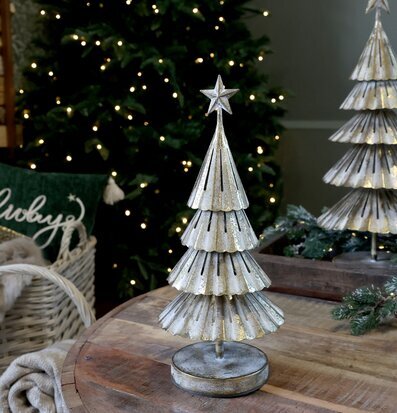 Bild av dekorativ julgran i antik mässing och julig inredning