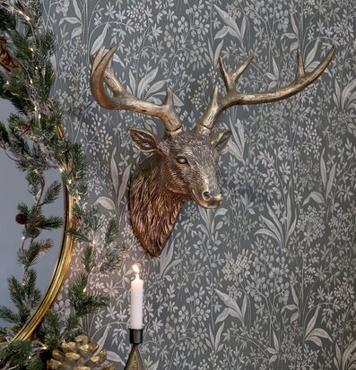Bild: Väggdekoration hjort i mässing med säsongsdetaljer