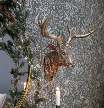 Bild: Inbjudande inomhusmiljö med hjortskulptur och spegel