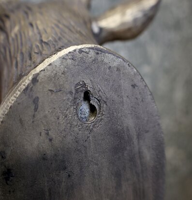 Bild på väggdekoration med hjortmotiv i antik mässingsfärg