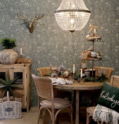 Bild på ombonat matrum med naturnära detaljer och varm känsla