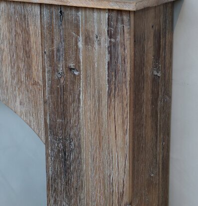 Bild av rustik öppen spis i grovt trä med naturlig struktur