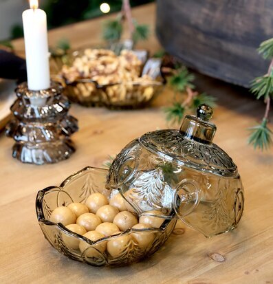 Bild av vinterdukning med glasburk, ljusstake och grankvistar