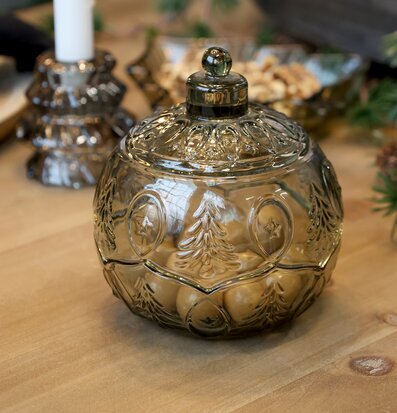 Bild av dekorativ glasburk i olivgrönt med julmotiv och ljus