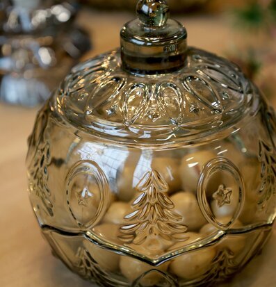 Bild av glasburk som julkula i olivgrönt glas med lock