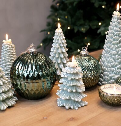 Bild av stämningsfull juldekoration med gröna kulor och ljus