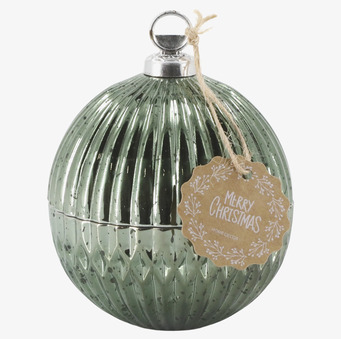 Bild av mossgrön julkula i glas med räfflor och hampasnöre