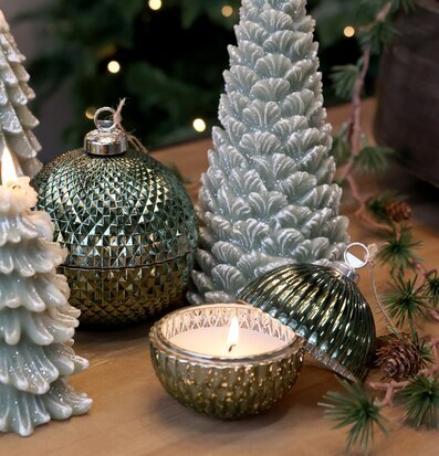 Bild av stämningsfull julmiljö med dekorationer och ljus