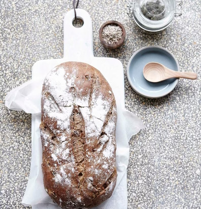 Bild av stilfullt kökslandskap med marmorskärbräda